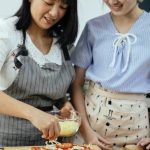 Gambar 2 wanita sedang membuat pizza