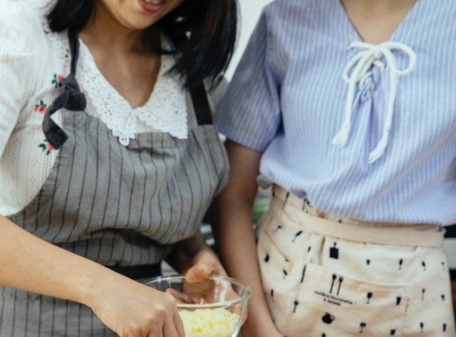 Gambar 2 wanita sedang membuat pizza