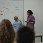 Gambar murid sedang menulis di papan tulis kelas