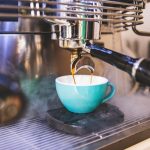 Gmbar mesin kopi yang sedang digunakan