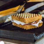 Alat masak dengan sandwich diatasnya