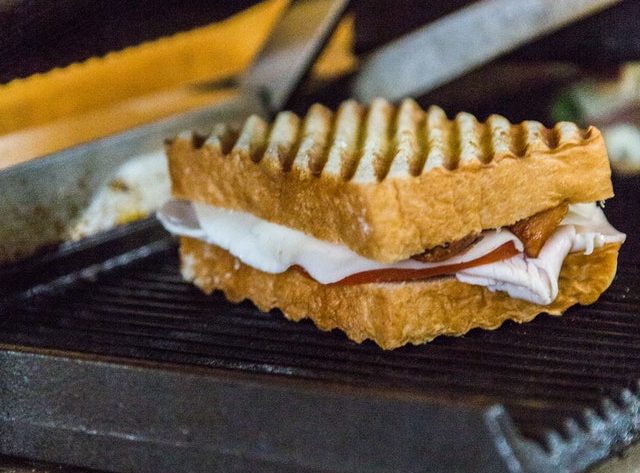 Alat masak dengan sandwich diatasnya